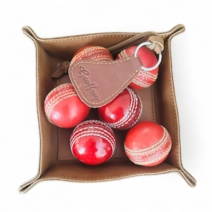 MINI CRICKET BALL Personalizable Vintage Retro Leather Cricket Ball Decor para entusiastas del cricket de la vieja escuela - Product Image 3