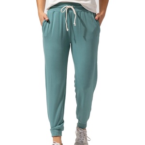 Pantalón de mujer con corte ajustado y elegante, diseñado para una movilidad sin obstáculos, con una estructura refinada y un aspecto moderno y limpio. - Product Image 1