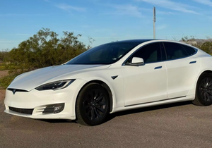 Tesla Model S électrique d'occasion, berline blanche, toit panoramique, écran tactile, sièges en cuir - Product Image 3