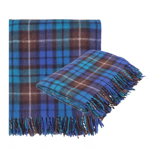Manta de tartán azul Buchanan de precio asequible Premium Manta cálida de lana con estilo atemporal - Product Image 1