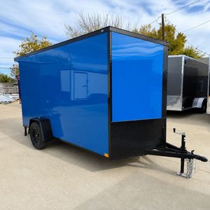 Tenemos el Mejor Precio del Mercado: Remolque de Carga Cerrado Azul 7x18 con Punta en V, Doble Eje, Frenos Eléctricos, Remolque Utilitario Blackout - Product Image 1