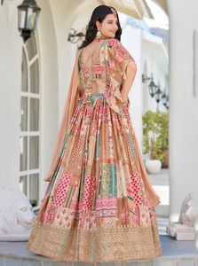 ชุดแต่งงานผ้าชินันผ้าไหมปักลายซาริทำงานผู้ผลิต lehenga choli จาก surat ในอัตราที่ต่ำที่สุด - Product Image 3