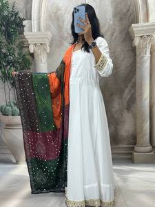 Robe Anarkali en tissu de crêpe de soie naturelle, brodée, moderne, attrayante, à séchage rapide, pour les fêtes, 3 pièces, couleur blanche - Product Image 2