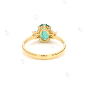 Anillo de tres piedras de diamante esmeralda de alta calidad 14K 18K oro sólido piedra preciosa genuina anillo de bodas fino del fabricante a granel - Product Image 5