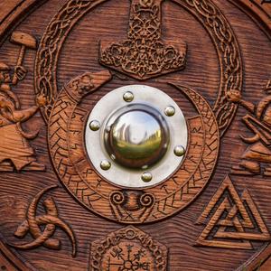 Escudo Vikingo JEXMOO Hecho a Mano de 24 Pulgadas, de Madera y Acero con Alto Contenido de Carbono, Diseño de Copa Central, con Soporte Compatible y Personalizable - Product Image 4
