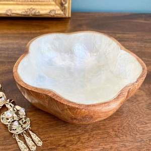 Cuenco de Nácar Pulido, Elaborado para Servir como un Impresionante Centro de Mesa para Mesas y Estantes - Product Image 3