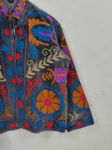 Chaqueta Bordada Suzani de Terciopelo Negro, Chaqueta Corta Étnica Boho Floral Hecha a Mano, Ropa de Festival, Chaqueta Bordada Suzani de Terciopelo - Product Image 4