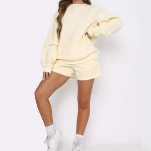 Conjunto de 2 piezas de algodón polar personalizado al por mayor para mujer: Sudadera con capucha oversize y pantalón corto de color liso para descanso. - Product Image 4