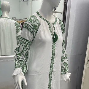 Boho Chic Lin Maxi Robe Machine Broderie Noir Ukrainien Vyshyvanka Designs Manches Courtes 100% Coton Tissé Taille Naturelle - Product Image 1