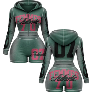 Conjunto de sudadera con capucha elástica de poliéster y spandex premium, pantalones cortos tipo booty con panel en contraste, logotipo con transferencia térmica, camiseta 100% algodón y pantalones cortos tipo booty. - Product Image 1