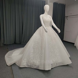 ANY190 Vestido de Novia Moderno Color Marfil con Lentejuelas, Bordado Floral de Encaje, Apliques de Cristal, Ecológico, con Cola Larga Tipo Capilla - Product Image 2
