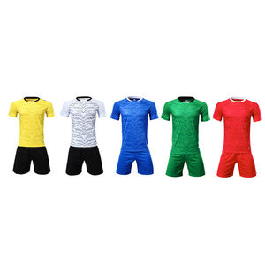 Combinaison d'entraînement de football personnalisée pour hommes Maillot de football vierge Short avec manches courtes Uniformes de vêtements de sport personnalisés - Product Image 3