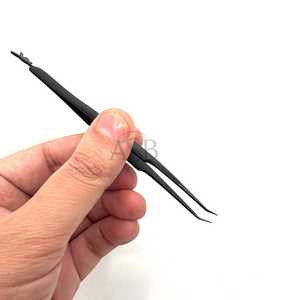 Pince à épiler à angle de 45 degrés avec charme Bad Bunny, pince à épiler noire mate pour extensions de cils, impression de logo personnalisée - Product Image 2