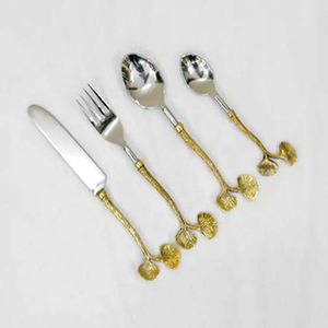 Ensemble de couverts en acier inoxydable avec élégantes poignées florales dorées, parfait pour les mariages, les fêtes et la décoration de table à manger de luxe - Product Image 1