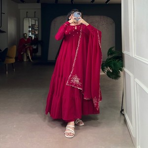 VASTRA COTTAGE - Vestido Anarkali con Estampado de Mármol y Lentejuelas, con Pantalón y Dupatta, Ropa Étnica de Diseñador para Mujer, Colección Festiva para Fiestas - Product Image 4