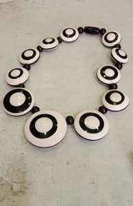 Collar con colgante de cuentas de resina de diseño único India fabricante de todos los colores collares con cuentas de último diseño - Product Image 2