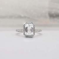 Bague de fiançailles exquise pour femme avec diamant taille émeraude et accent saphir bleu, sertie pavé style cathédrale - Certifiée IGI