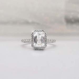 Exquisito Anillo de Diamantes con Corte Esmeralda y Halo, con Engaste de Pavé Tipo Catedral - Certificado IGI - Product Image 1