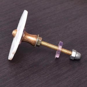 Quincaillerie d'armoires de cuisine réglable en métal blanc au design floral moderne poignées de porte en gros boutons de tiroir armoires de commode - Product Image 1