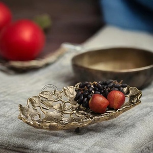 Tazón de Metal Hecho a Mano con Forma de Hoja de Ginkgo, Plato Decorativo Tallado Oriental para Regalos - Product Image 3