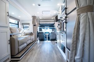 Vehículos Usados Seminuevos 2023 Sprinter 3500XD Isata Serie 3, Vehículo Utilitario Pesado de 7 Plazas, Turbodiésel V6, Listo para Envío Rápido - Product Image 2