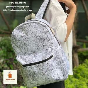 Mochila de estudiante de color blanco y negro Logotipo personalizado 40X29X13 CM Hecho de poliéster con impresión de puntos - Product Image 5