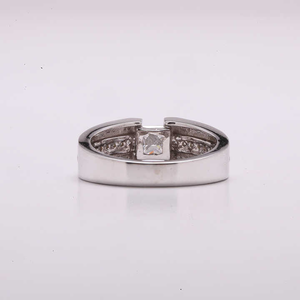 Bague Solitaire Taille Coussin avec Accents de Pierres Brillantes, Nouvelle Arrivée, Monture Bezel Unique, Diamant de Laboratoire Luxueux - Product Image 3