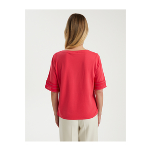 เสื้อยืดแขนยาวคอวีผู้หญิงประดับด้วยโซ่ผ้าซาติน - Product Image 4