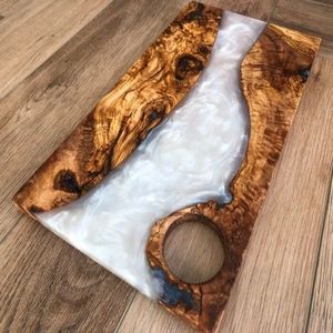 Planche à découper en résine combinant un tourbillon artistique en résine avec une base en bois dur conçue pour les tâches de découpe et de présentation des repas fins - Product Image 1