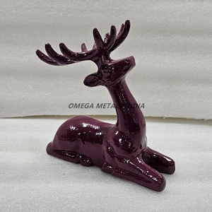 Sculpture de renne bordeaux artisanale de qualité supérieure avec finition lisse et forme élégante pour Noël chic et décoration saisonnière - Product Image 4