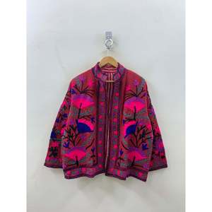 เสื้อแจ็คเก็ตผ้าฝ้ายวาฟเฟิลปักมือลายเบอร์รี่ ซูซานี สำหรับผู้หญิง สไตล์พรีรี่ชิค  รักษ์โลก  ปักลายดอกไม้สีนีออน  ทรงสั้น - Product Image 4