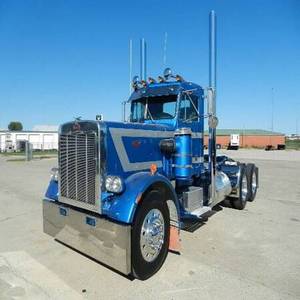 Camion semi-remorque lourd neuf/d'occasion, moteur diesel GX, transmission automatique, cabine avec couchette, véhicule de fret commercial, modèle W900 565HP - Product Image 1