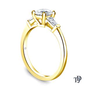 Anillo de Compromiso de Oro de 14K con Piedras Laterales de Corte Baguette y Diamante Central (Natural) Fabricante Mayorista y Minorista OEM - Product Image 4