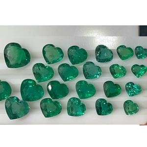 Lote al por mayor de piedras en forma de corazón de Esmeralda zambiana naturales de alta calidad hechas a mano para la fabricación de joyas Material de cristal verde - Product Image 1