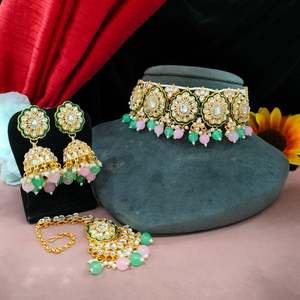 Ensemble de tour de cou suspendu Kundan et perles avec tour de cou Maang Tikka assis confortablement autour du cou, parfait pour les mariages, les occasions festives - Product Image 3