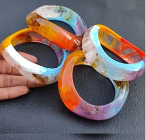 Bracelet en résine peint à la main fait à la main personnalisé élégant léger Durable accessoire parfait pour un usage quotidien spécial - Product Image 1