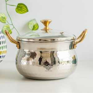 IndianArtVilla - Tazón de Acero Hecho a Mano de 950 ml con Tapa de Vidrio con Diseño Martillado y Perilla de Latón, Vajilla y Utensilios de Servicio - Product Image 1