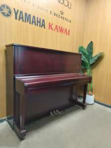Piano droit Yamaha YU1 rouge vin, son de haute qualité, adapté à un usage domestique et professionnel, 88 touches - Product Image 2
