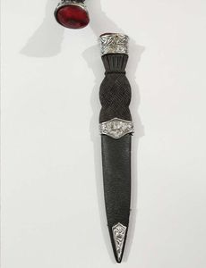 Guisarme écossaise de style kilt avec décoration en dentelle et fourreau métallique TT-422 - Product Image 6