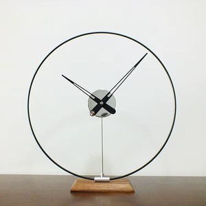 Elegante silueta de reloj que realza los espacios minimalistas al añadir un toque de sofisticación sin dominar el ambiente. - Product Image 6