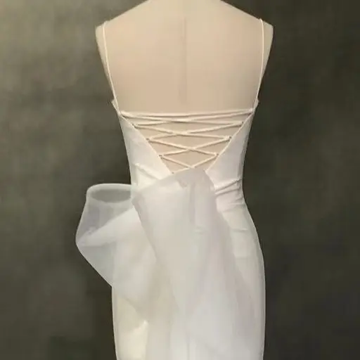 Einfache neue Frauen Spaghetti träger rücken freie Schleife Spitze Brautkleid boden langes weißes Brautkleid