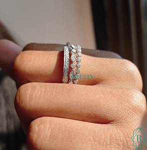 Anillo de compromiso de moissanita de corte redondo, tres capas, Art Deco - Product Image 1