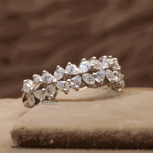 Bague de mariage demi-éternité en diamant taille poire pour femme - Product Image 3