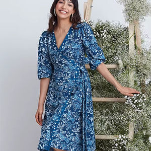 Eaux bleues pastel et plages de sable inspirées de la silhouette décontractée Robe midi portefeuille pour femmes en indigo - Product Image 1