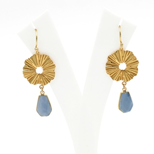 Pendientes Largos Hexagonales de Latón Chapado en Oro de 18K con Ópalo Azul Hechos a Mano |   Joyería de Moda para Novias, Joyería de Diseño para Mujer |   Marca DUA - Product Image 1