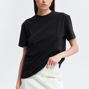 T-shirt pour femme au style urbain charmant, conçu pour un mouvement confortable, avec une forme équilibrée et une présence décontractée moderne - Product Image 5