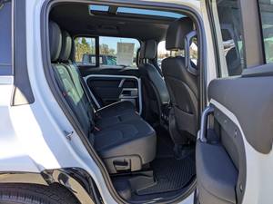 SHARP 2024 LA-ND RO-VER DE-FE-ND-ER 130 X-DYNAMIC SE, Motor V6, Transmisión Automática, Asientos de Cuero - Product Image 4