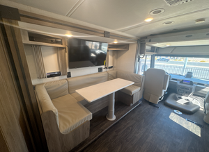 1F66F5DN7P0A05589 2024 Autocaravana de Lujo Clase A de 34 Pies con Motor de Gasolina y Sistema Slide Out - Product Image 3