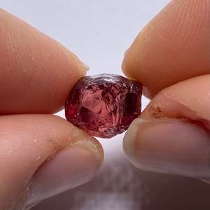 Pierre précieuse naturelle grenat rouge en vrac, 8 mm, forme cœur, œil de chat, polie, pierre minérale de haute qualité - Product Image 1