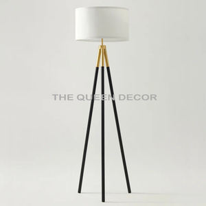 Lampe sur pied en métal au design tendance avec trois pieds, finition noire et dorée, pour restaurants, hôtels, maisons de campagne, décoration de pièce - Product Image 1